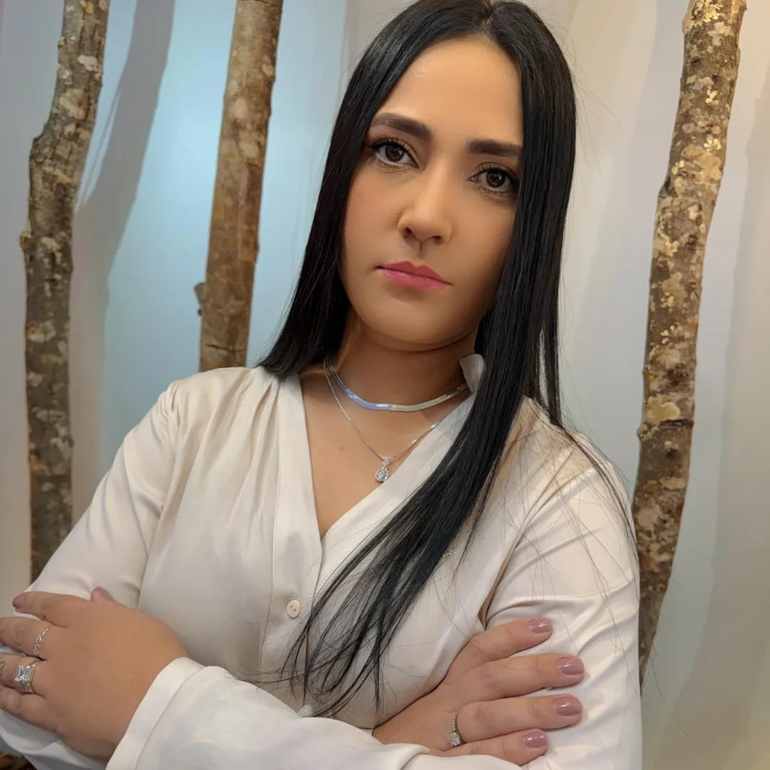 Desirée - Especialista em Alisamento