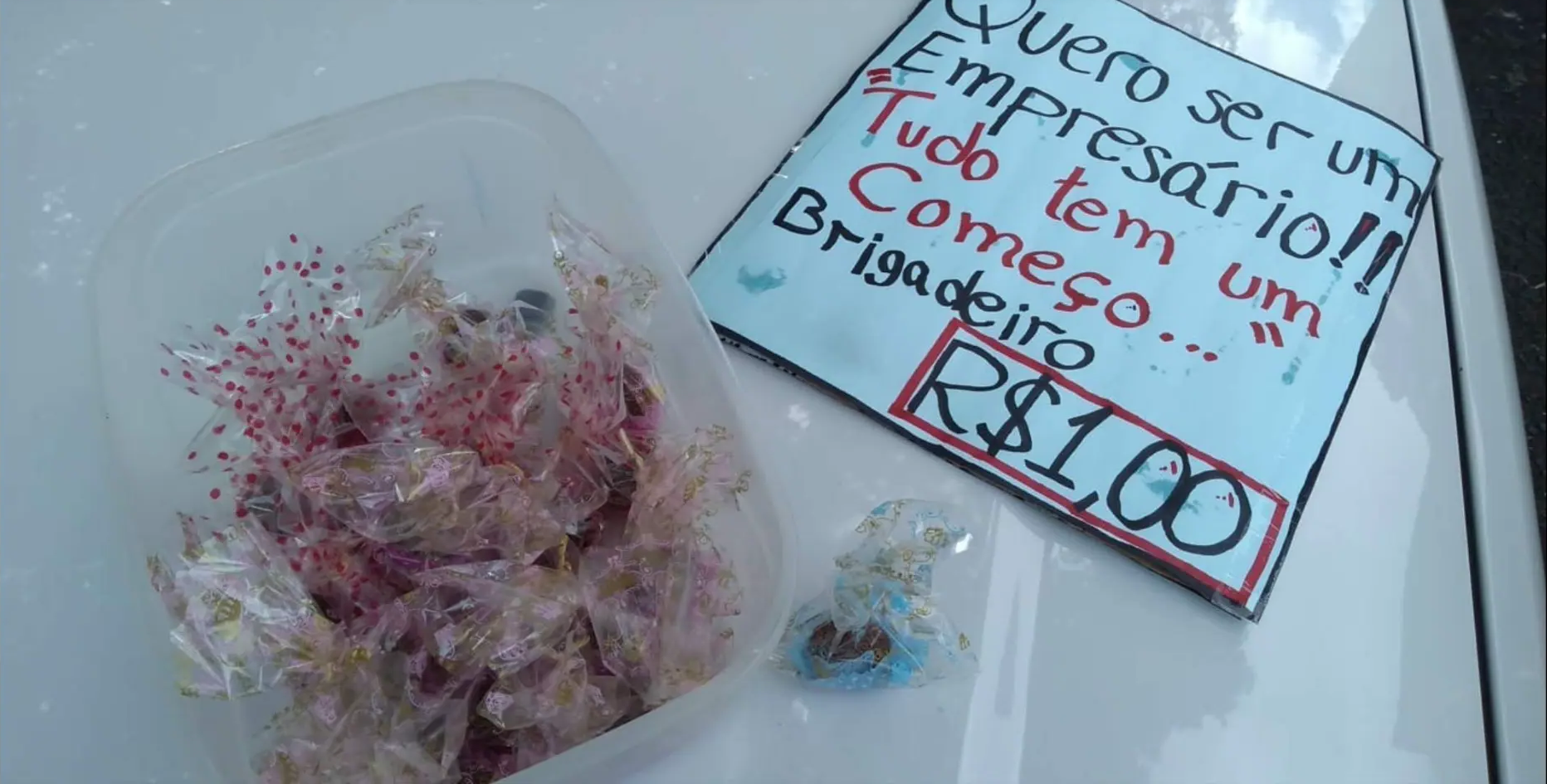 Brigadeiros e cartaz de venda